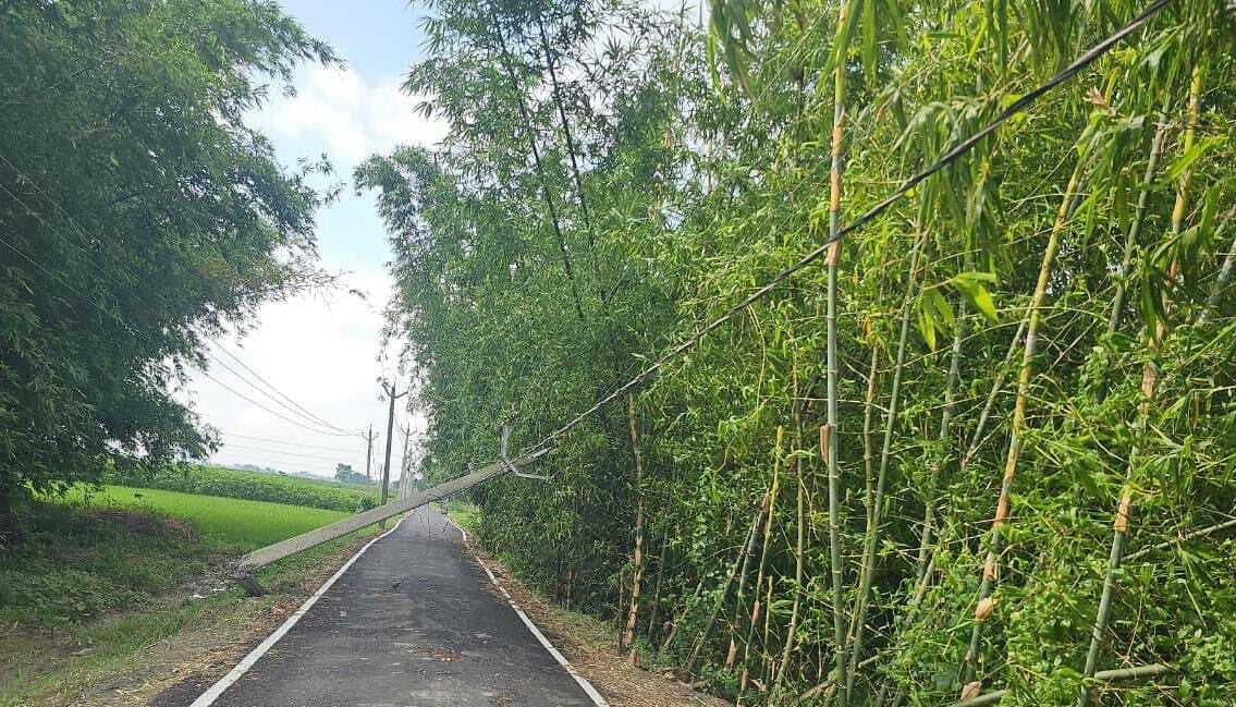 बीच सड़क पर झुका बिजली का खंभा दे रहे खतरे को आमंत्रण