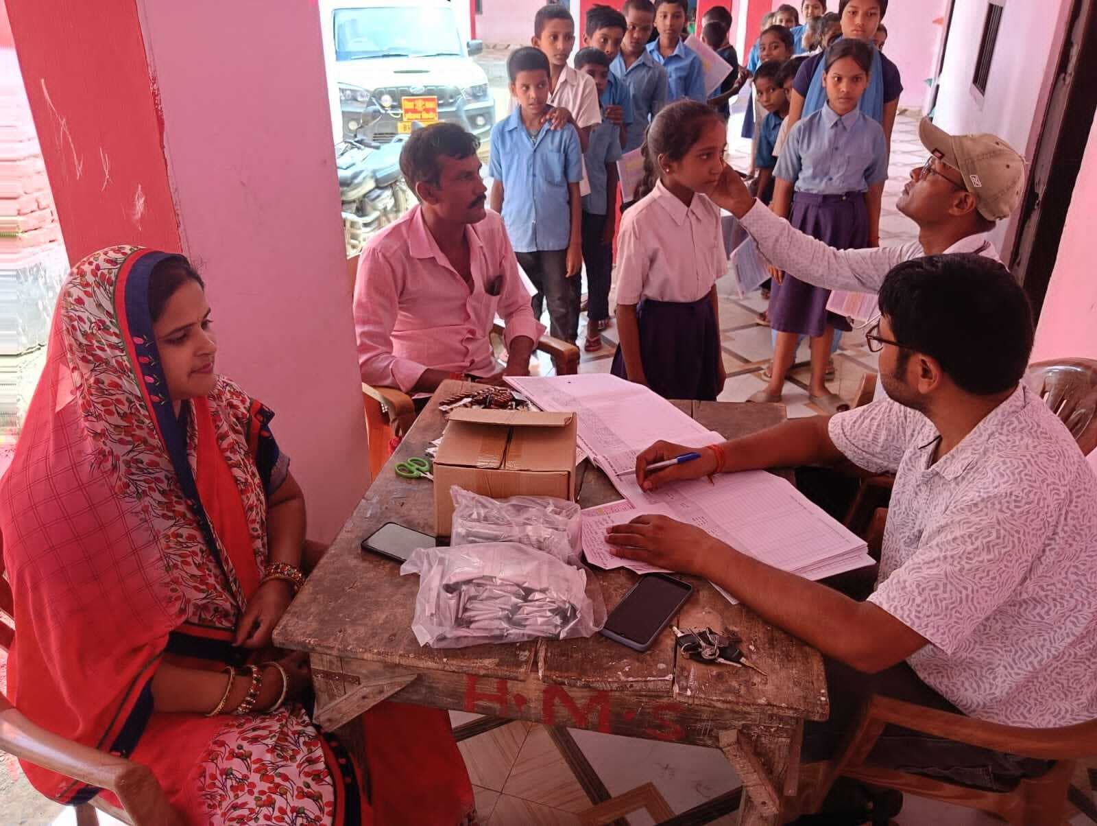 विद्यालय में लगाया गया स्वास्थ्य शिविर, दी दवाइयां