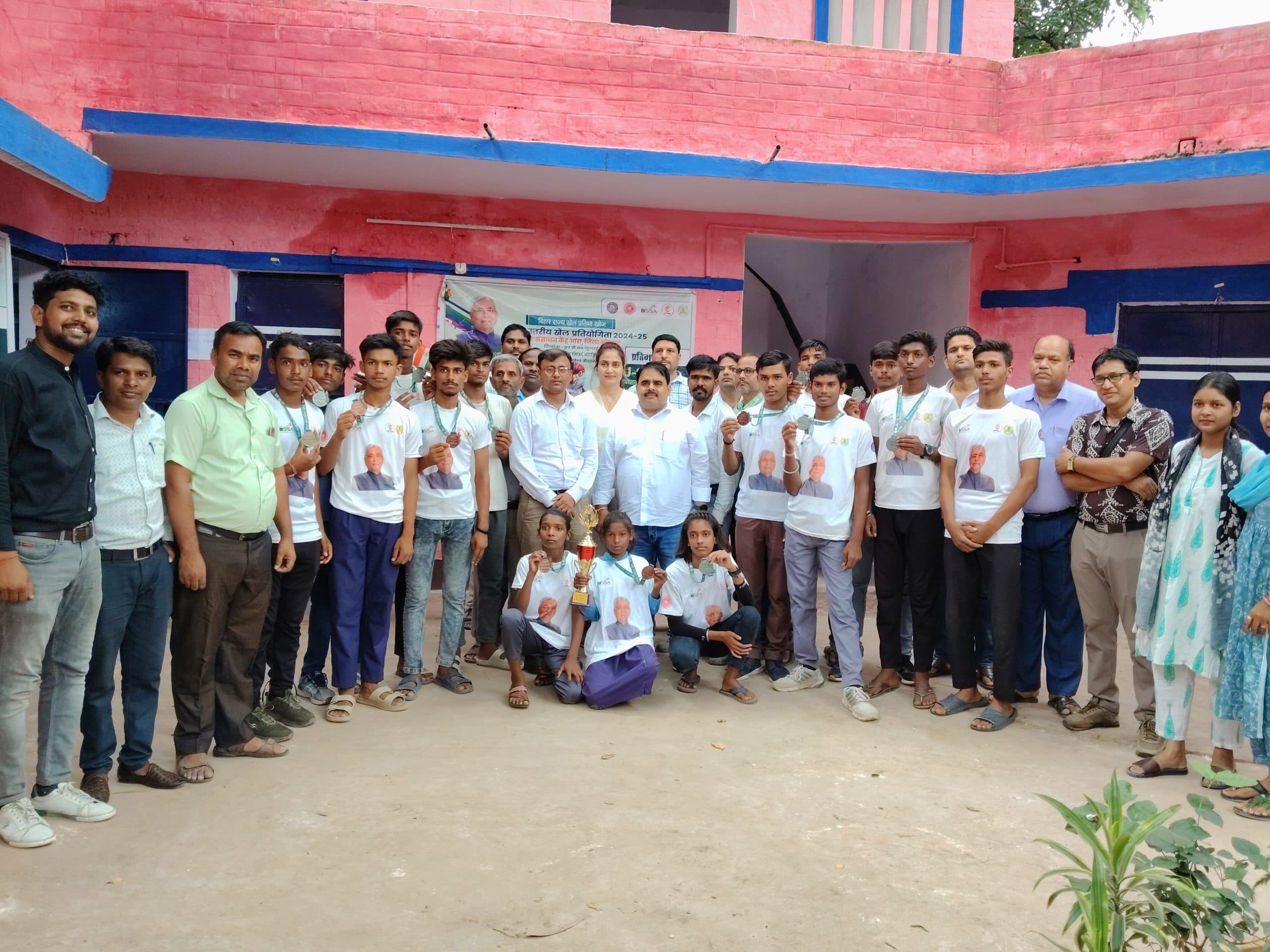 प्रखंड अवर निरीक्षक व बीइओ ने खिलाड़ियों को किया सम्मानित