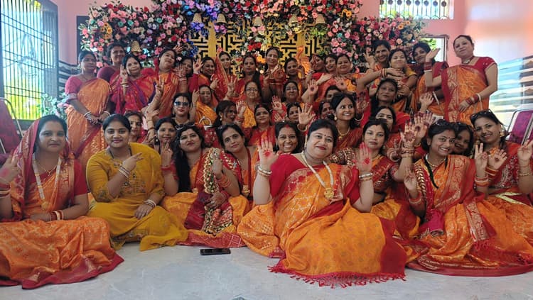 पति की लंबी आयु के लिए महिलाओं ने मनाया तीज