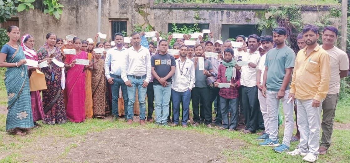 वन विभाग ने मुआवजा राशि आश्रित किसानों को सौंपा