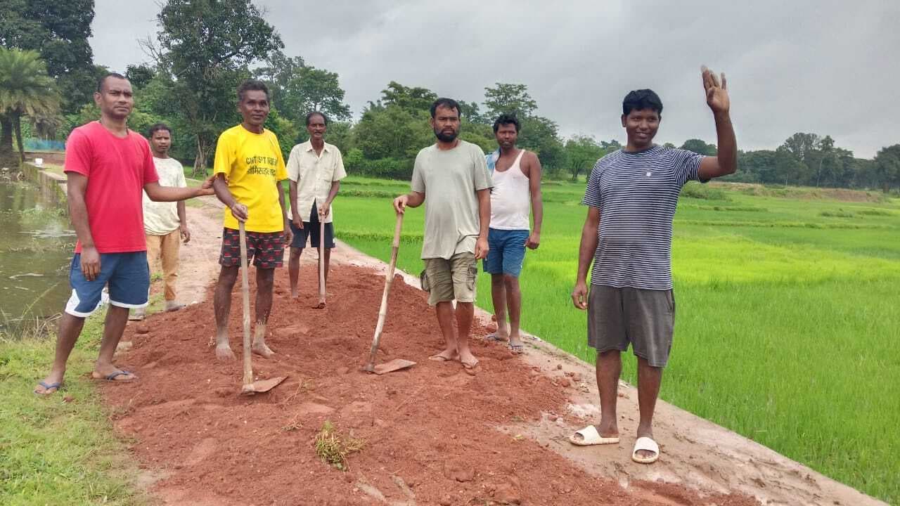 ग्रामीणों ने श्रमदान कर सड़क मरम्मत की