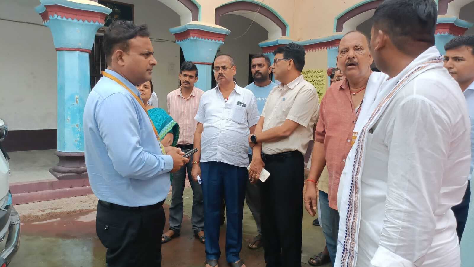 डीएम ने पीएम श्री प्लस टू स्कूल का किया निरीक्षण, मैदान व जिम के सुधार का आदेश