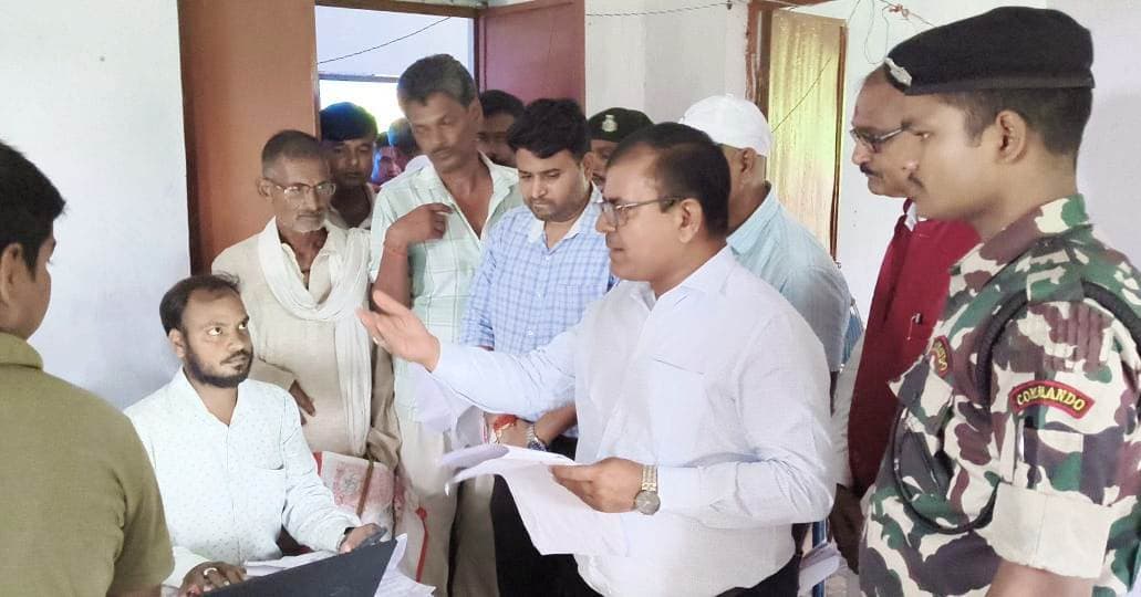 सीओ व कर्मी प्राथमिकता से शिविर में आये आवेदनों का करें निबटारा : डीएम