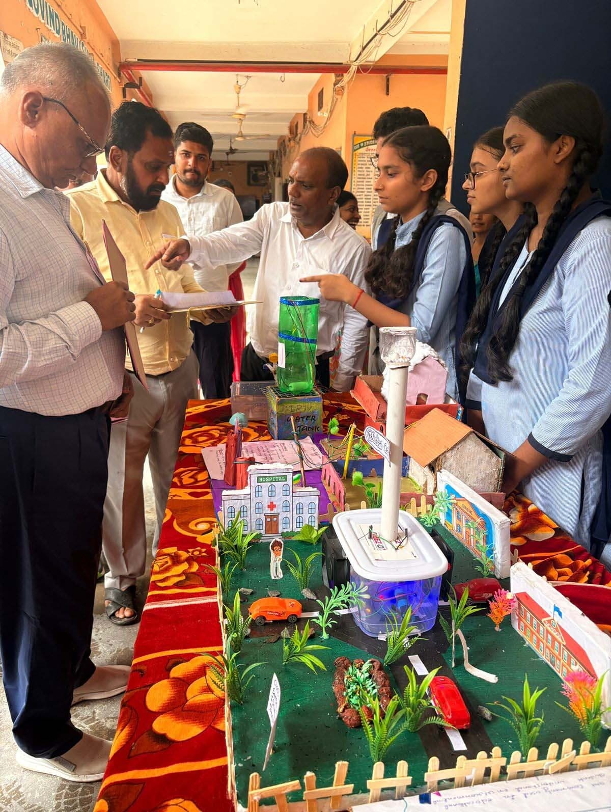 विज्ञान, सामाजिक विज्ञान व कला के विद्यार्थियों ने 200 मॉडल व पेंटिंग का किया प्रदर्शन