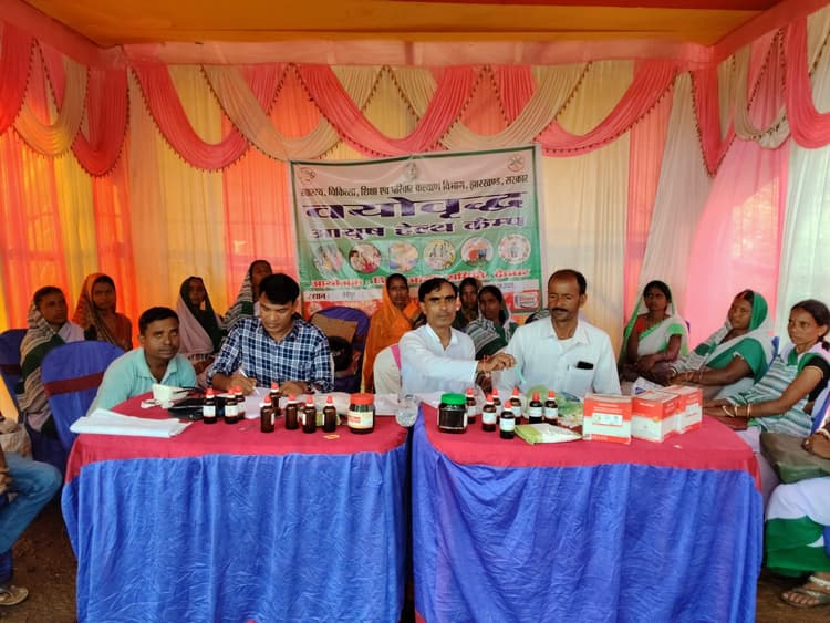 आयुष स्वास्थ्य शिविर में मरीजों को मिला परामर्श