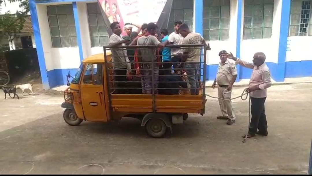 रोशना पुलिस ने छापेमारी कर 14 शराबियों को किया गिरफ्तार