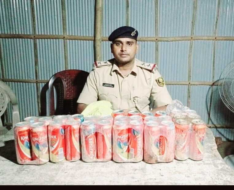 लावारिस स्थिति में खड़ी बाइक से पुलिस ने 15 लीटर बीयर किया बरामद