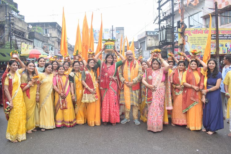 Dhanbad News : भादो अमावस्या पर झरिया में निकली भव्य कलश यात्रा