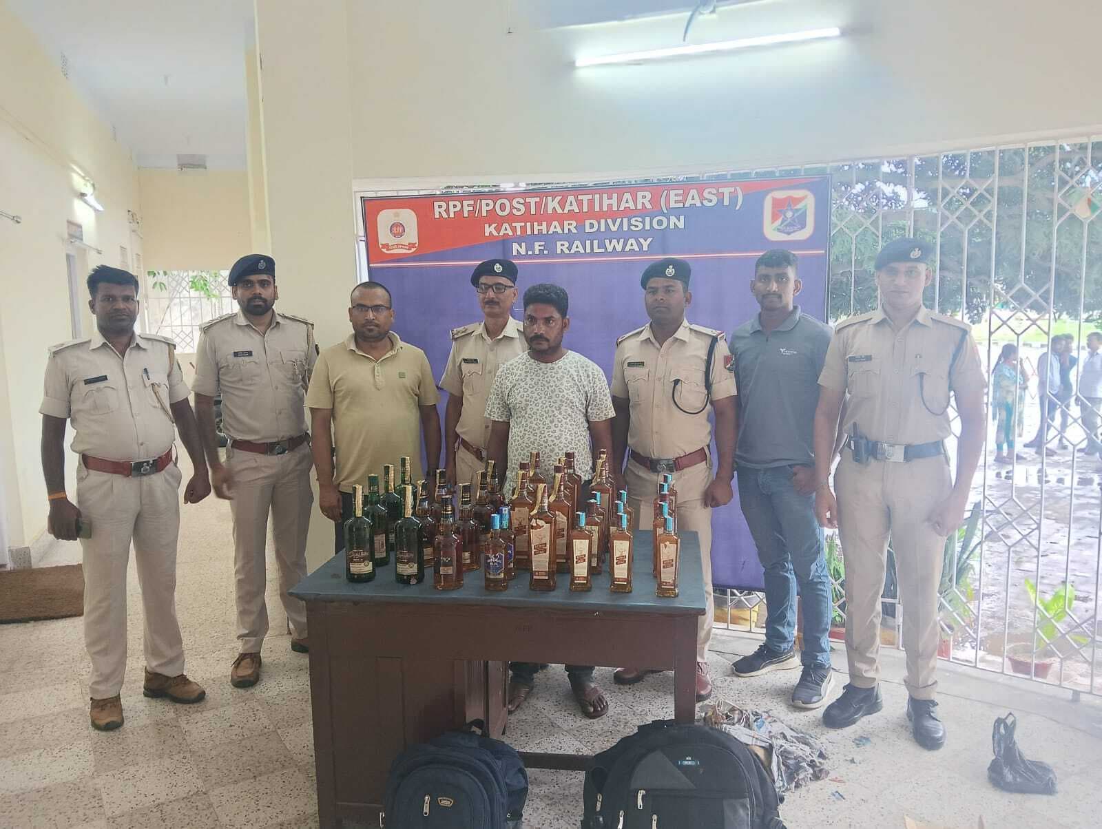 उत्पाद विभाग व आरपीएफ की कार्रवाई में 21 लीटर शराब बरामद, कई गिरफ्तार