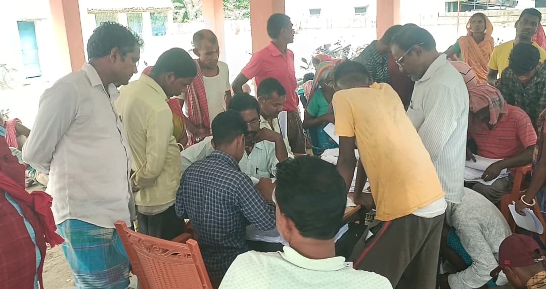 रौतारा में जमाबंदी प्रति वितरण शिविर में लोगों में आक्रोश