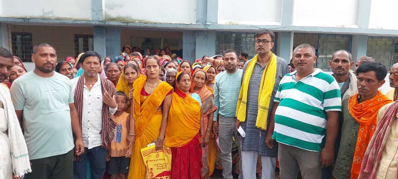 बाढ़ पीड़ित दर्जनों ग्रामीणों ने डीएम को सौंपा ज्ञापन