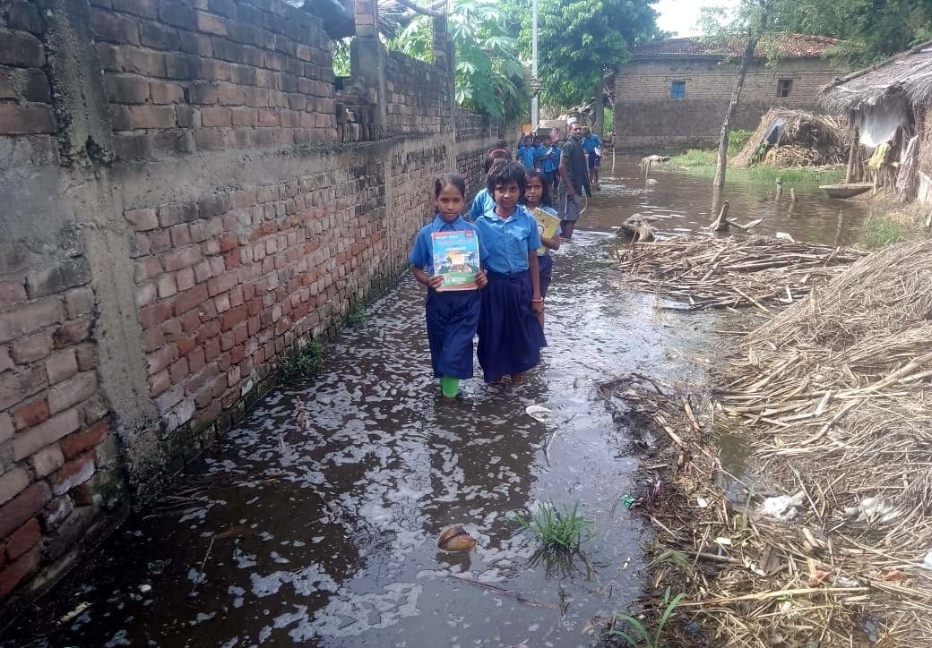 मुख्य सड़क पर जलजमाव, राहगीर परेशान