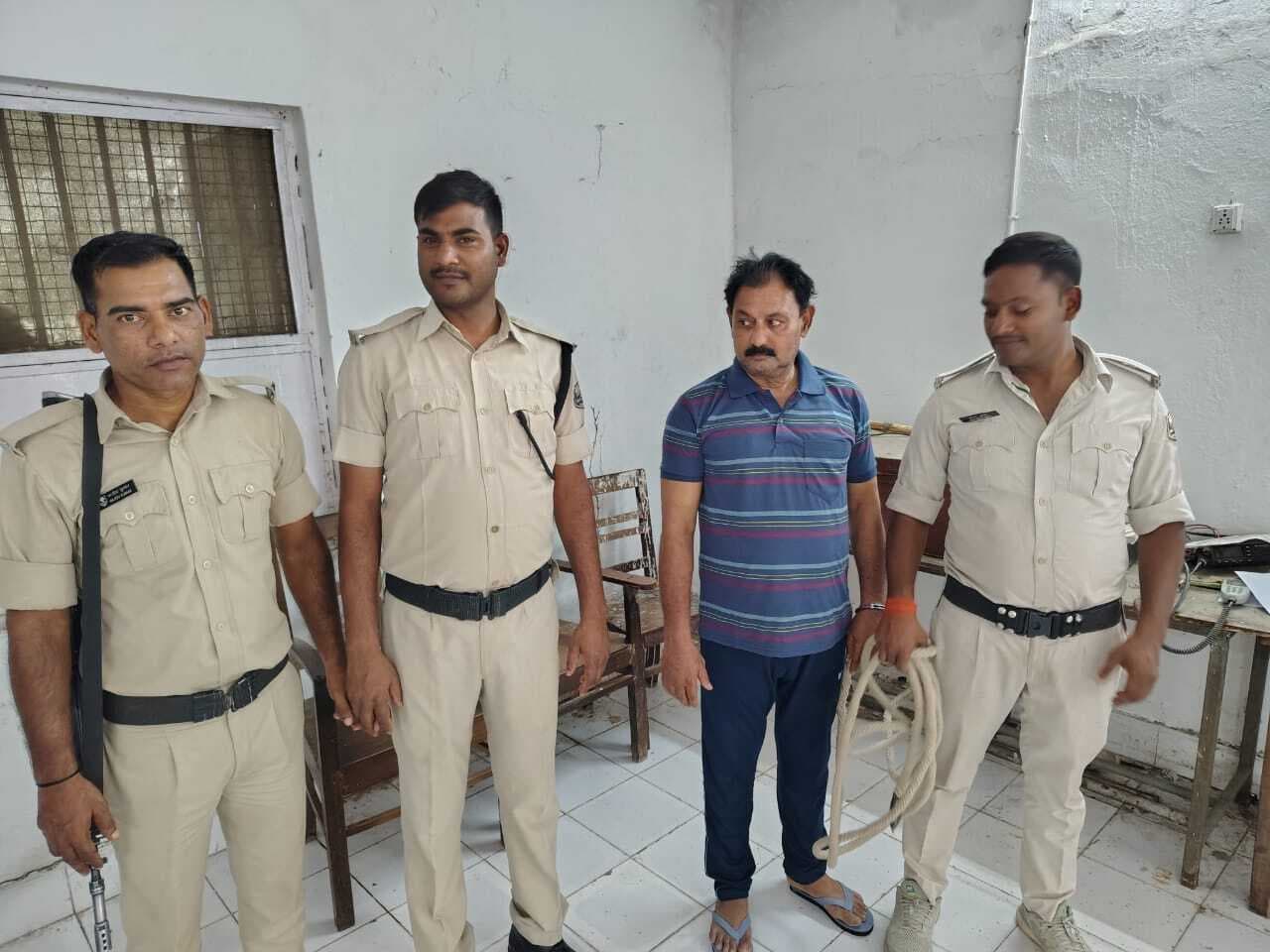 कचना थाना का वारंटी मोटू खान गिरफ्तार