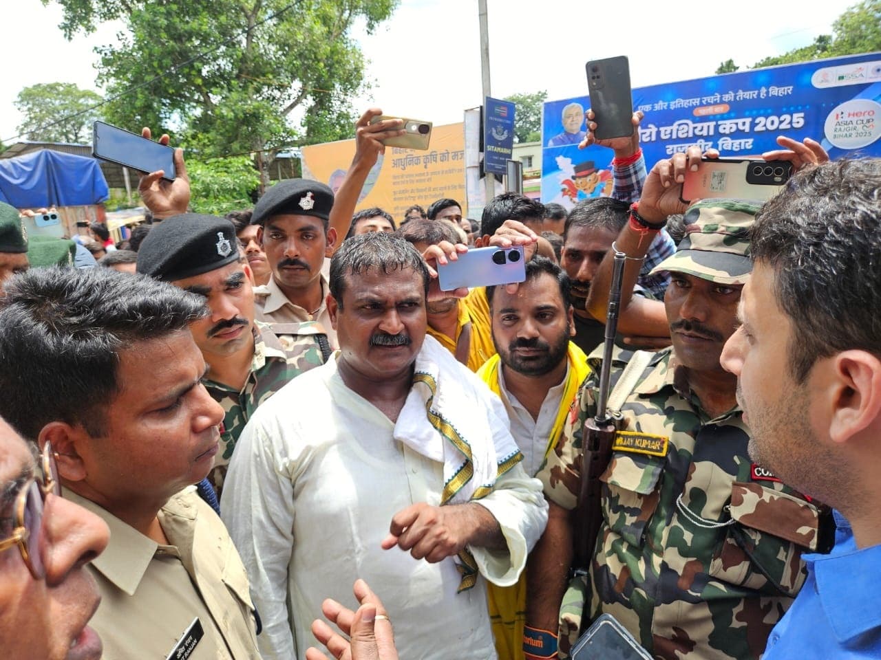 डुमरा में मुखिया के देवर की हत्या को लेकर बवाल