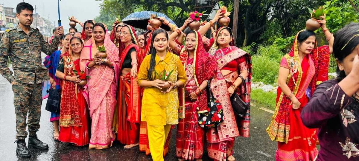 Dhanbad News : भादो अमावस्या : महुदा में शोभा यात्रा के साथ दो दिवसीय महोत्सव शुरू