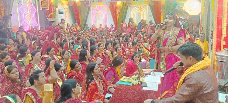 Dhanbad News : कतरास : दूसरे दिन दादीजी के जन्म से लेकर सती होने तक की कथा सुनायी गयी