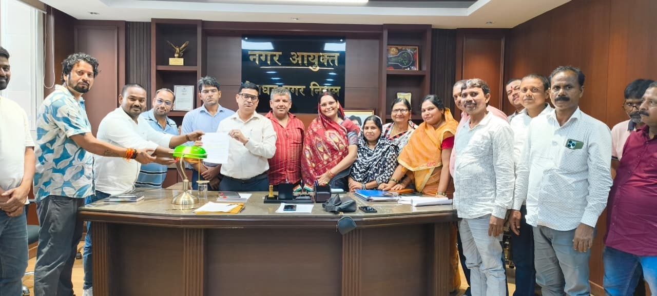 Deoghar news : निवर्तमान पार्षदों ने नगर आयुक्त को सौंपा 19 सूत्री ज्ञापन, सफाई एजेंसी के काम का ब्योरा मांगा