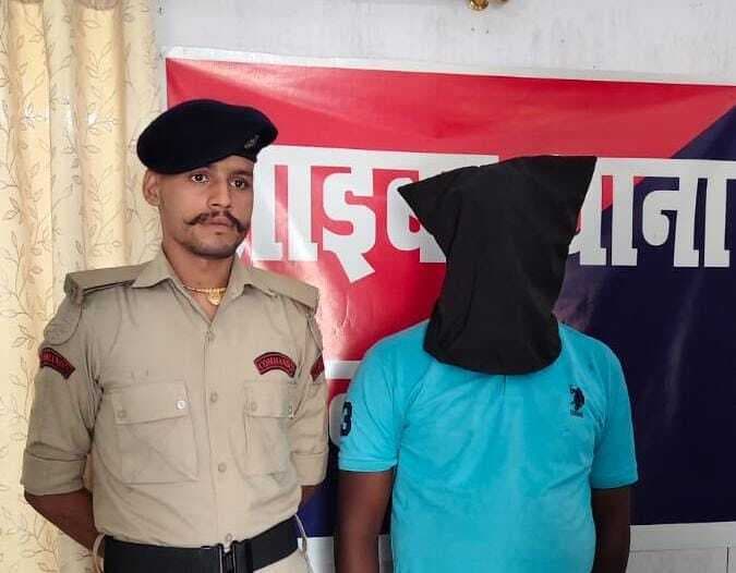 बजाज फाइनेंस के नाम पर ठगी करने वाला साइबर अपराधी गिरफ्तार नगर थाना क्षेत्र के कन्हाई नगर से साइबर पुलिस ने किया  गिरफ्तार।