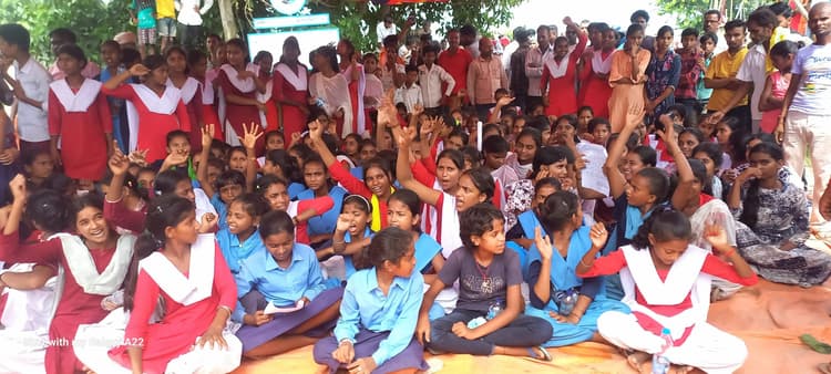 शिक्षक के निलंबन के विरोध में छात्र-छात्राओं ने किया प्रदर्शन