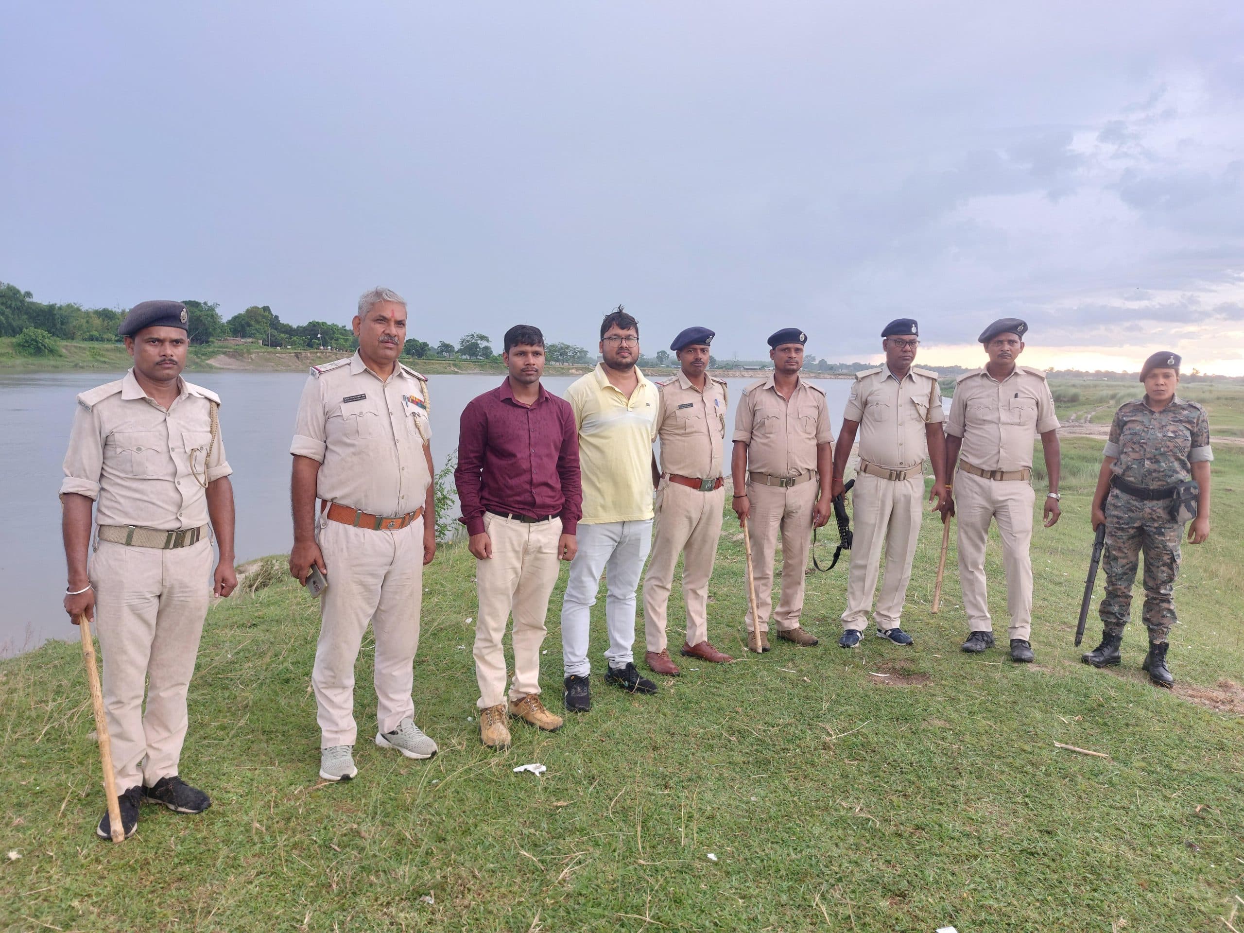 अवैध खनन रोकने की छापेमारी, 15 नाव किया गया नष्ट