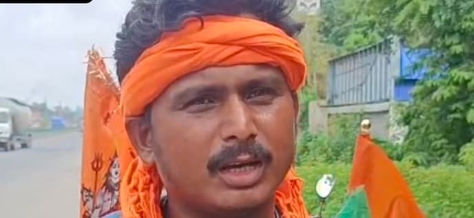 Dhanbad News :बांकुड़ा से दंडवत अवस्था में केदारनाथ के लिए निकला युवक 30 दिन में निरसा पहुंचा