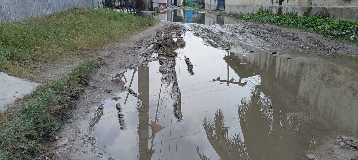 लगातार हो रही बारिश से निगम की सड़कें हुई बदहाल, घरों से निकलना हुआ मुश्किल