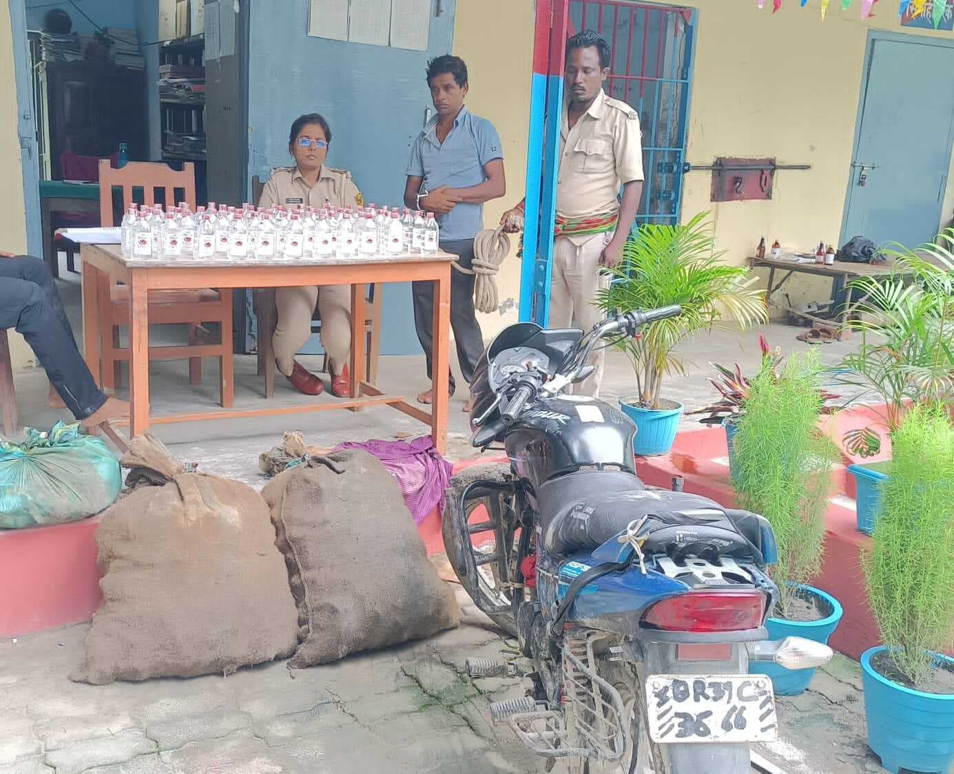 480 नेपाली शराब व बाइक जब्त, एक तस्कर गिरफ्तार