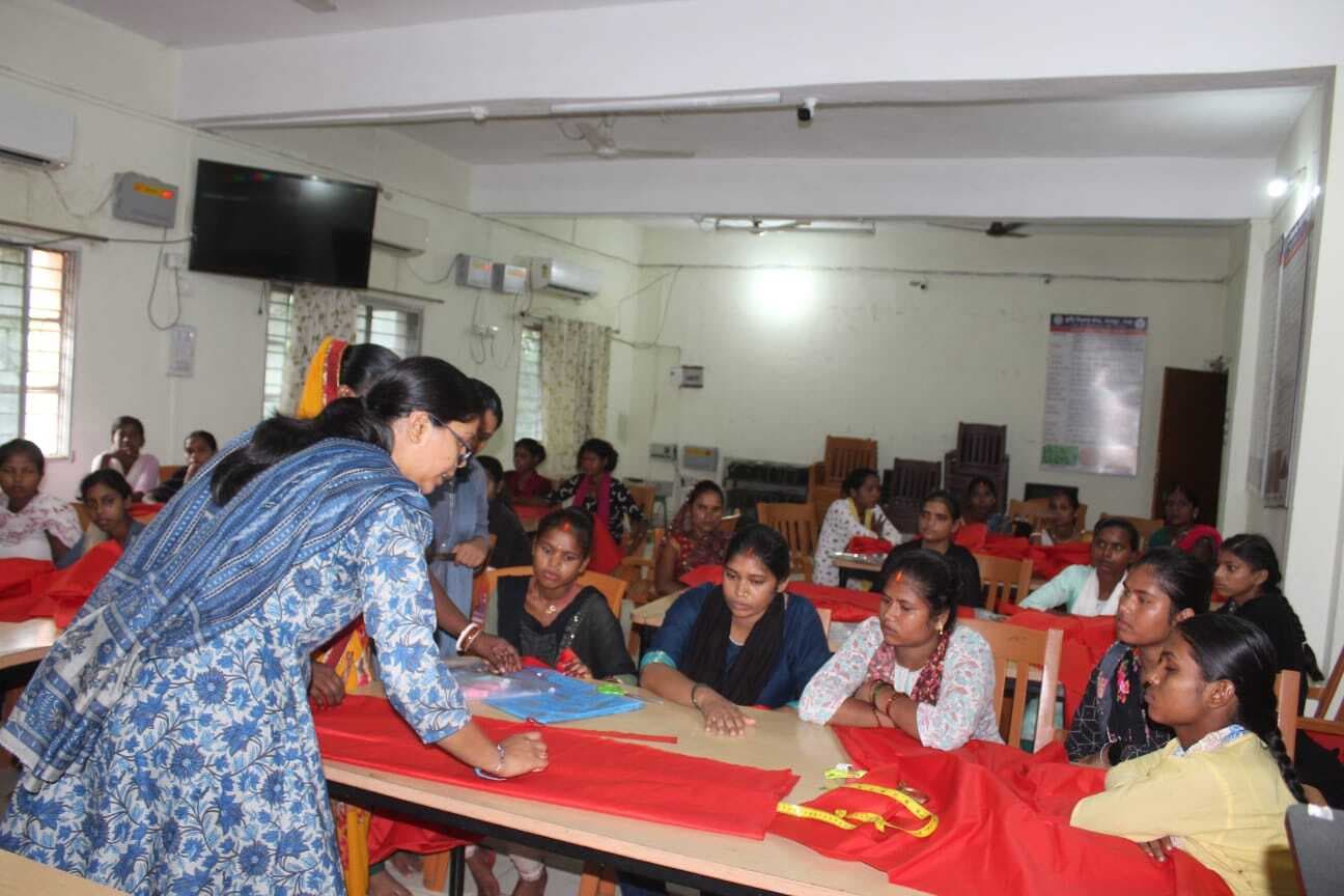 ग्रामीण महिलाओं व युवतियों को मिली आत्मनिर्भरता की राह