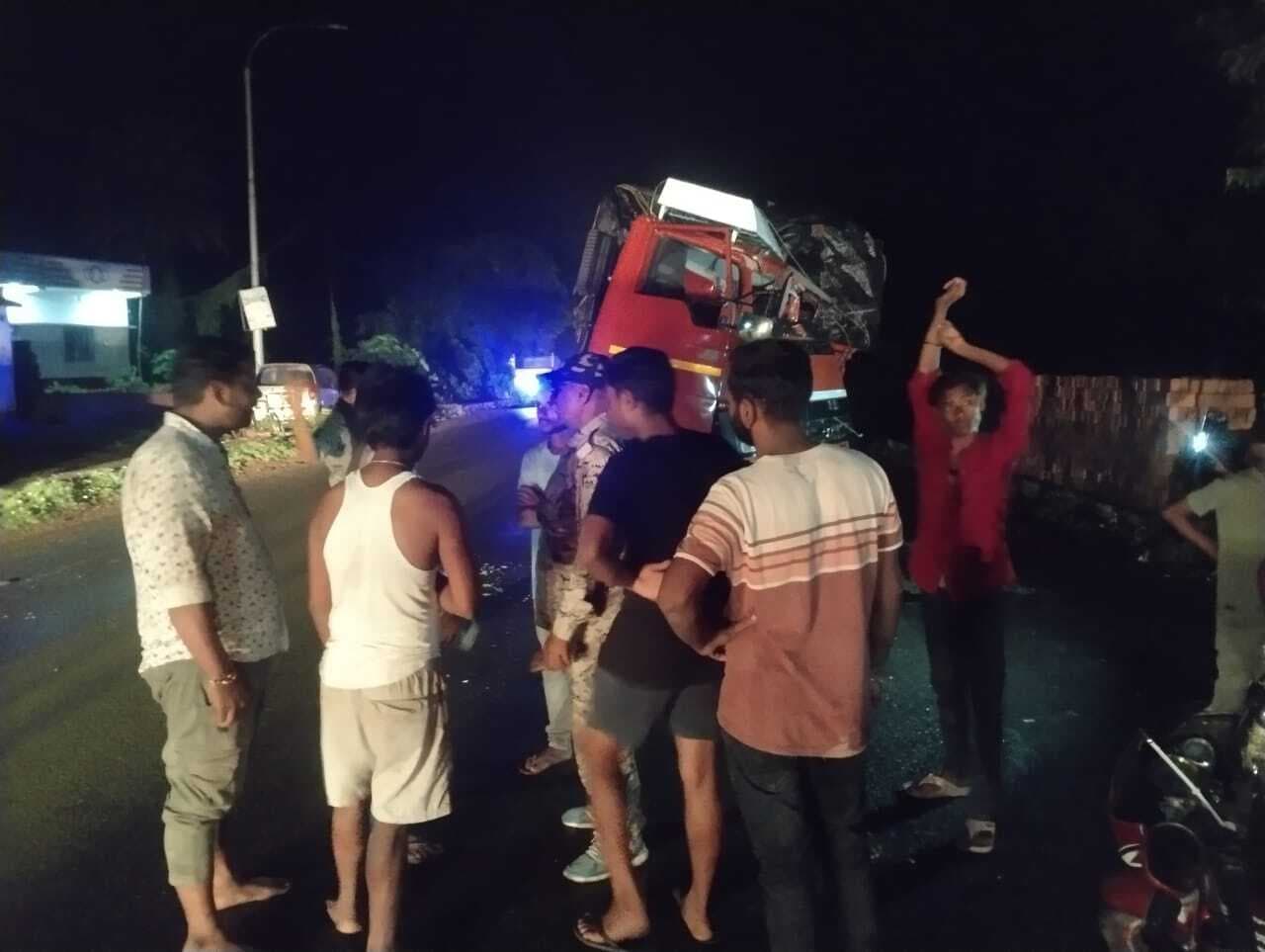 सहेजना में दो ट्रक टकराये, चालक फरार