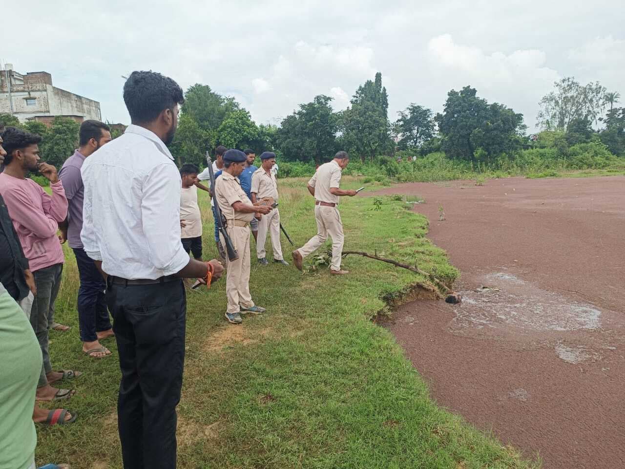 Deoghar news : पुलिस ने तालाब से अज्ञात युवक का शव किया बरामद, शव की पहचान करने में जुटी