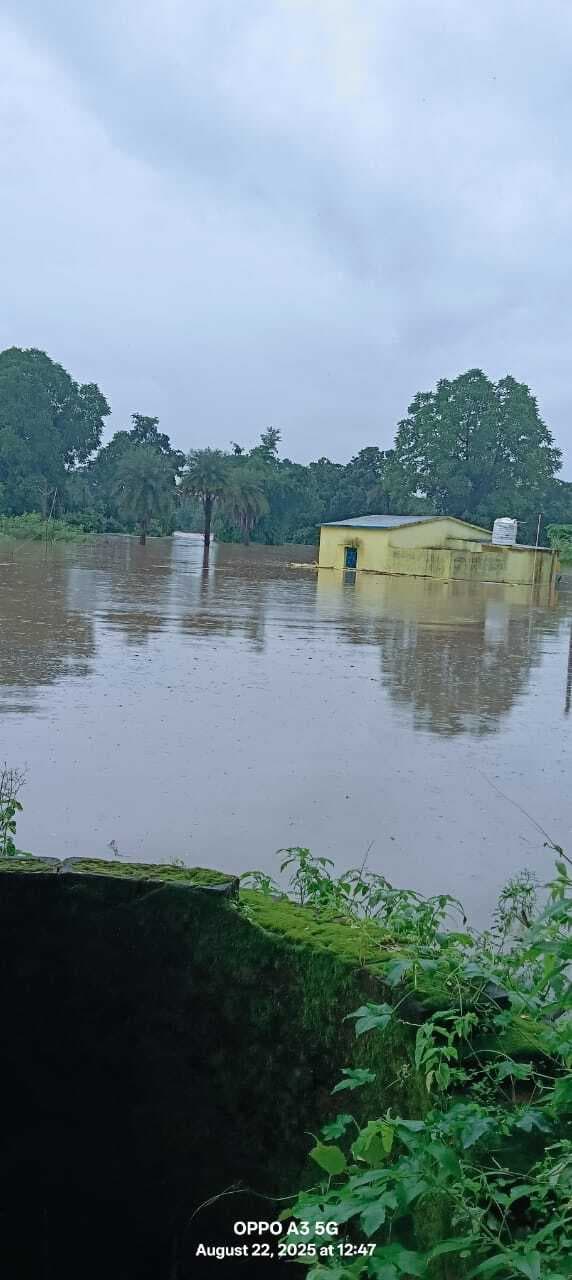 बरसाती पानी में डूबा आंगनबाड़ी केंद्र, दो मजदूरों के लापता होने की आशंका