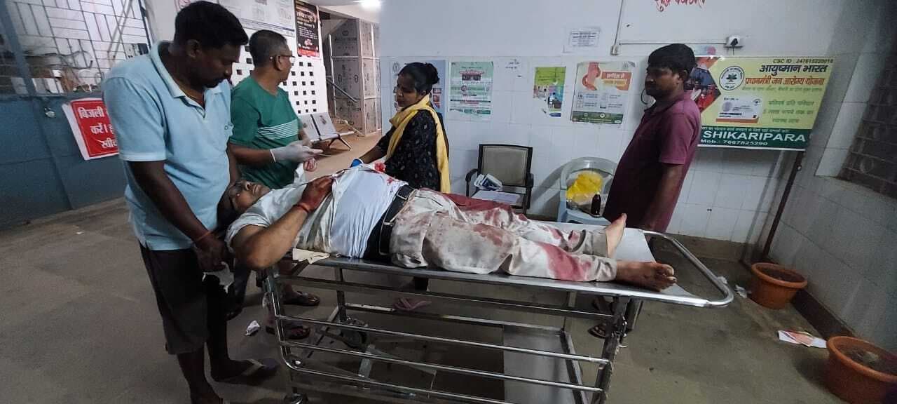 हादसे में एसबीआइ कर्मी व राहगीर गंभीर रूप से घायल