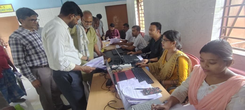 राजस्व महाअभियान संबंधी कार्यों का डीएम ने किया निरीक्षण