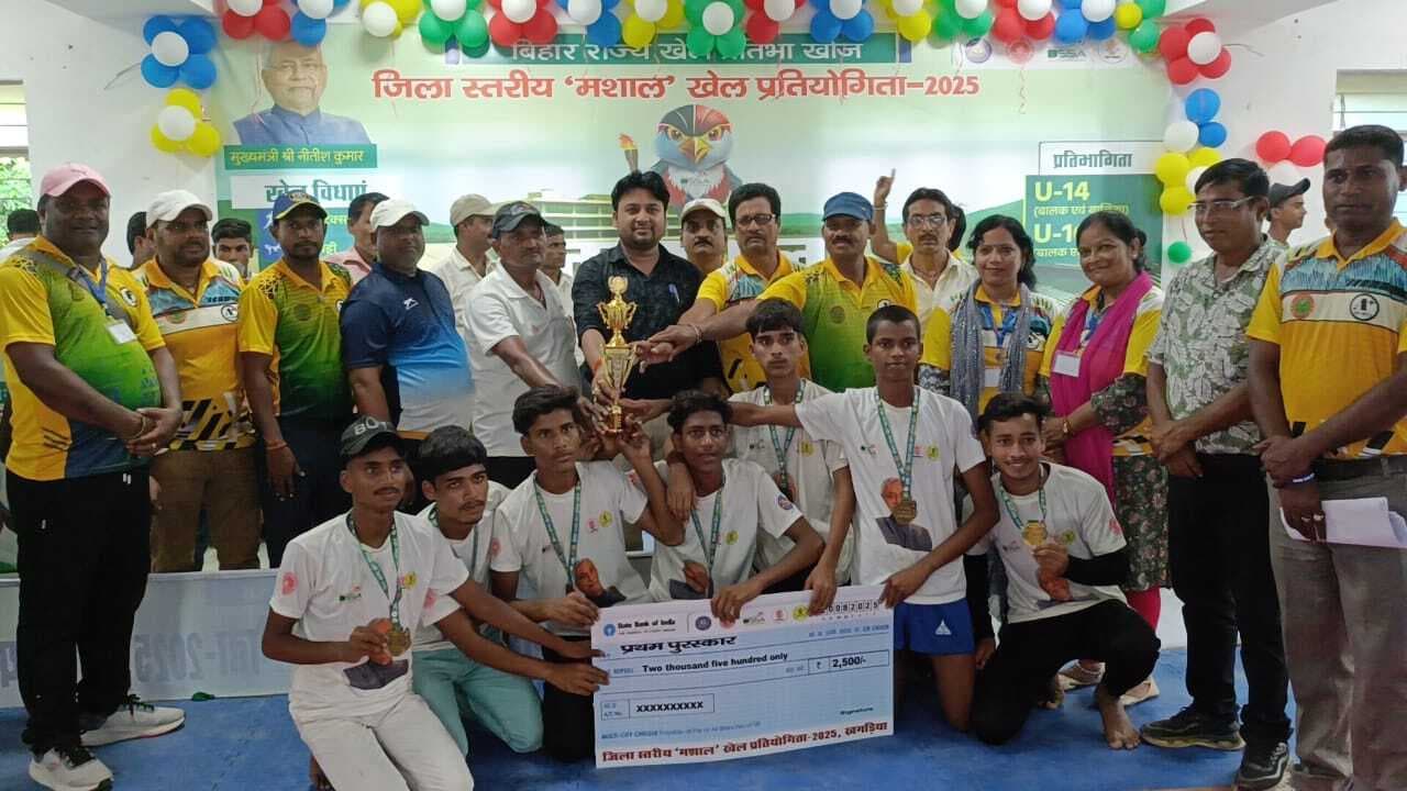 जिला स्तरीय मशाल खेल प्रतियोगिता में फुटबॉल अंडर-14 व 16 में खगड़िया की टीम विजेता घोषित