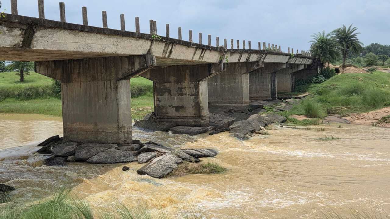 वनगढ़ी-रगदापाड़ा के बीच क्षतिग्रस्त पुल पर आवागमन बंद