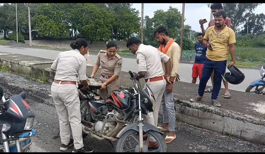बाइक से शराब बरामद, तस्कर गिरफ्तार