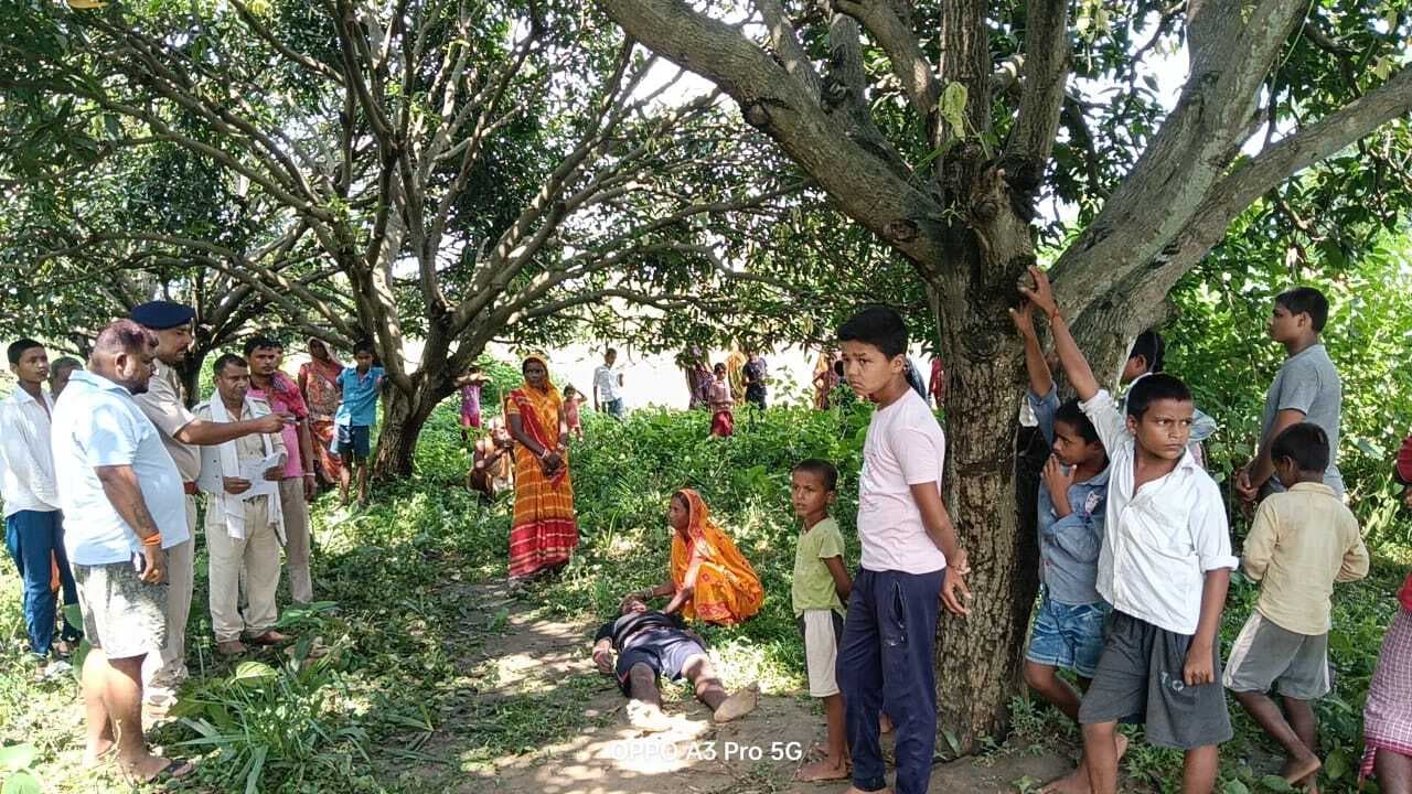 आम के पेड़ से लटका मिला युवक का शव, परिजनों में मचा कोहराम