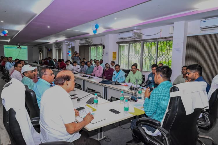 Deoghar News : जमीनी स्तर पर मजबूत हों स्वास्थ्य सुविधाएं : डीसी