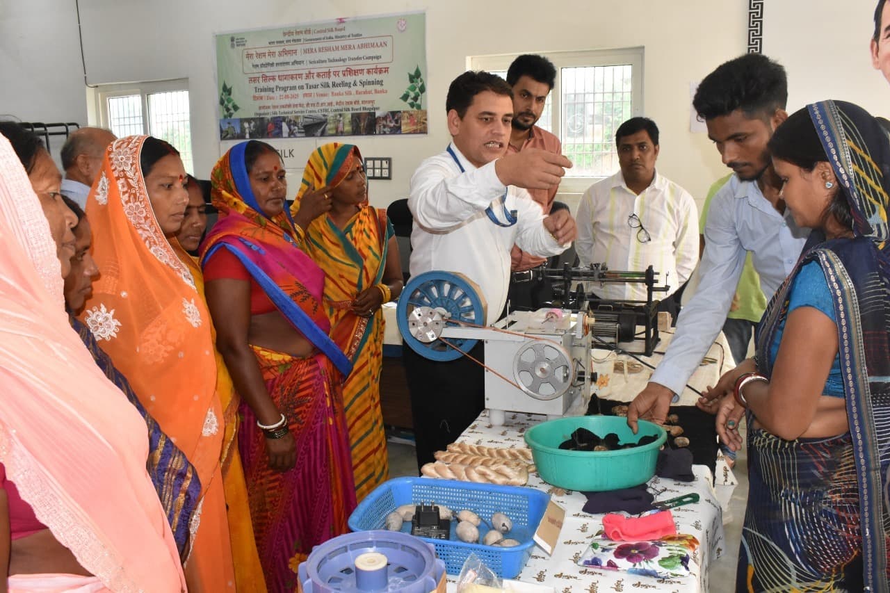 तसर सिल्क रीलिंग व स्पिनिंग पर दिया गया प्रशिक्षण