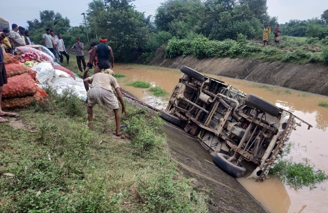 नहर में पलटा पिकअप, कोई हताहत नहीं