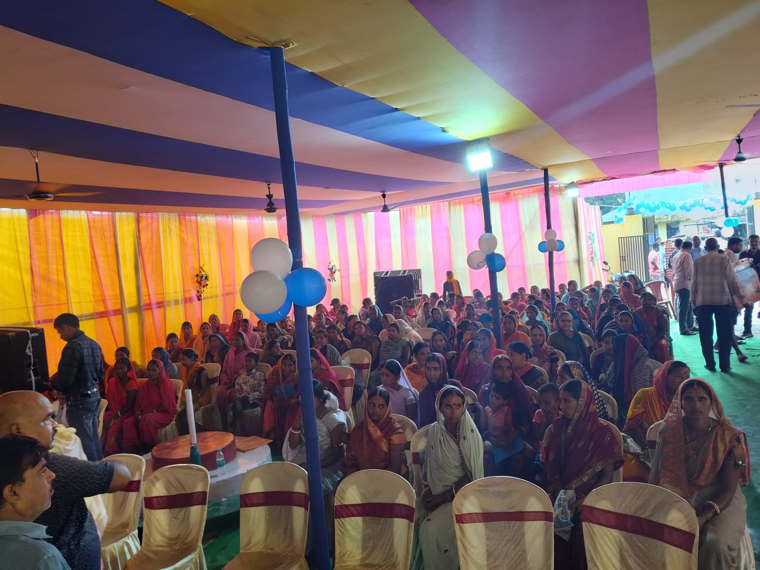 लोगों को वित्तीय सेवाओं का लाभ दिलाने के लिए माधोपुर में लगा शिविर