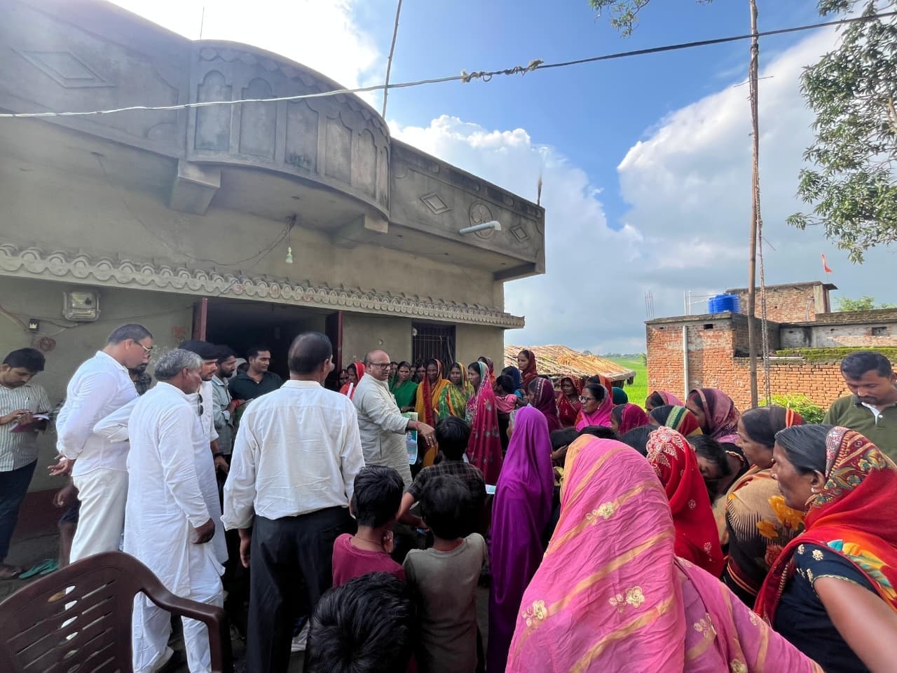 पूर्व एमएलसी ने सरकार की कल्याणकारी योजनाओं से लोगों को कराया अवगत