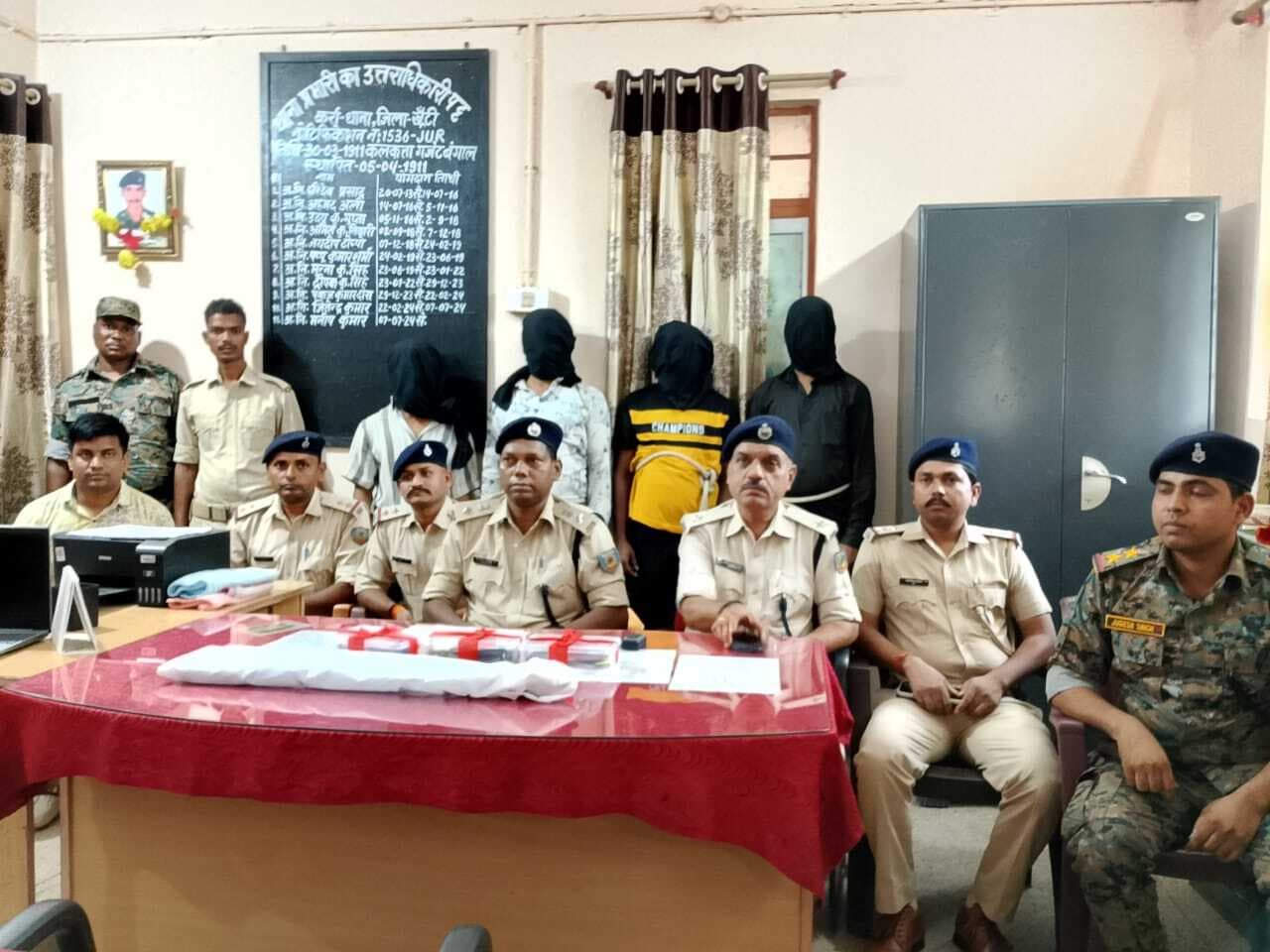शोरूम से चोरी करने के चार आरोपी गिरफ्तार