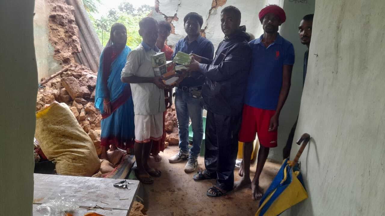 हाथी ने घर को किया ध्वस्त, परिवार बाल-बाल बचा