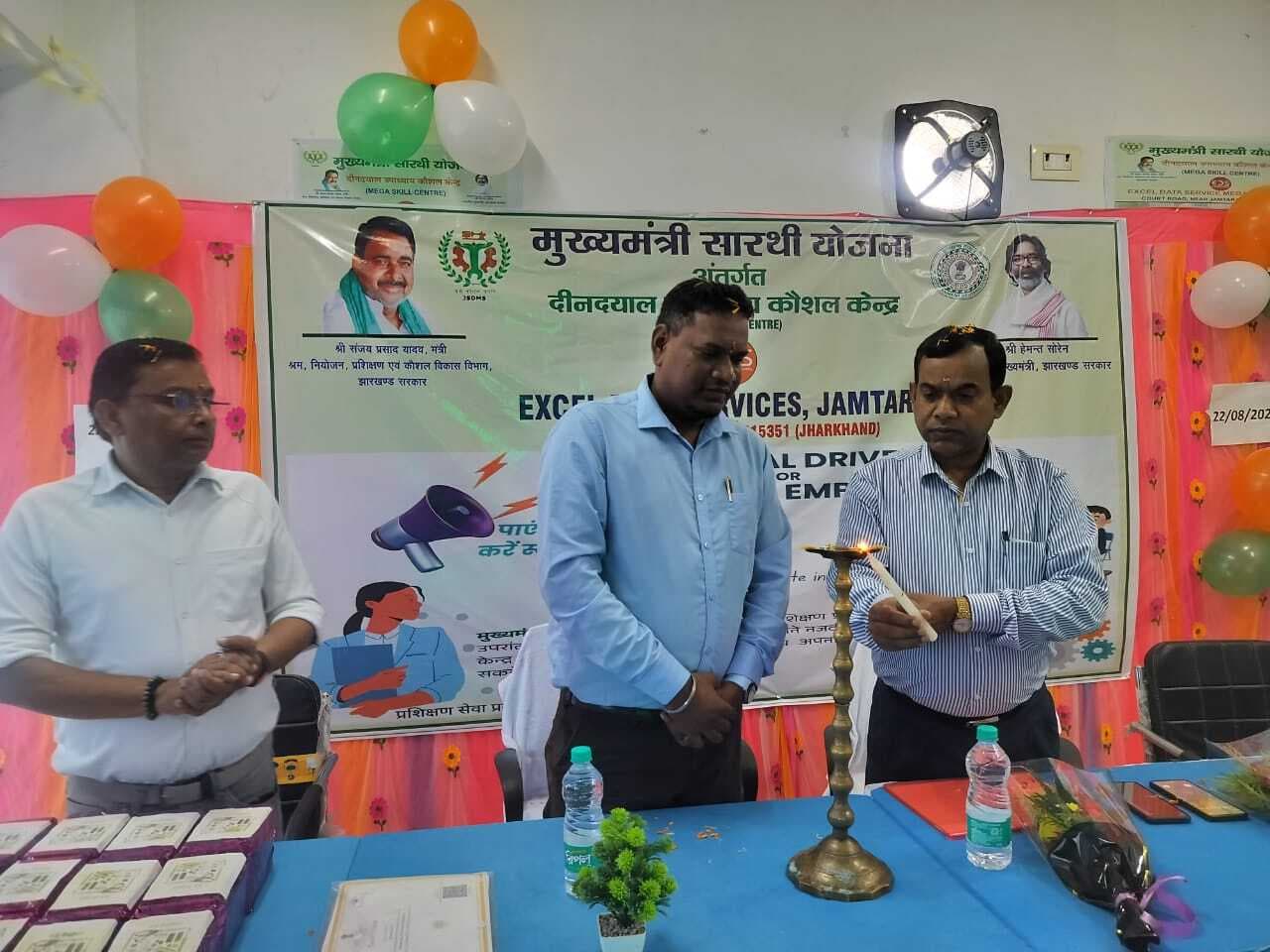 प्रशिक्षणार्थियों में टूल किट का किया गया वितरण