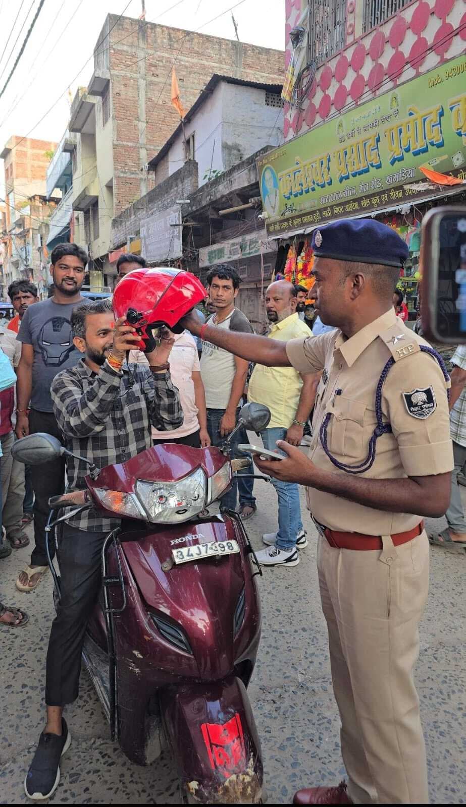 पुलिस ने चलाया वाहन चेकिंग अभियान, बाइक चालकों ने ट्रैफिक नियम पालन करने की दी हिदायत