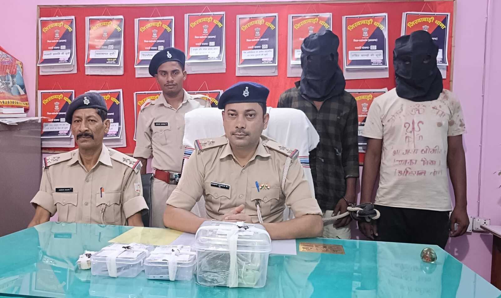 दो आरोपी गिरफ्तार, हत्या में इस्तेमाल चाकू बरामद