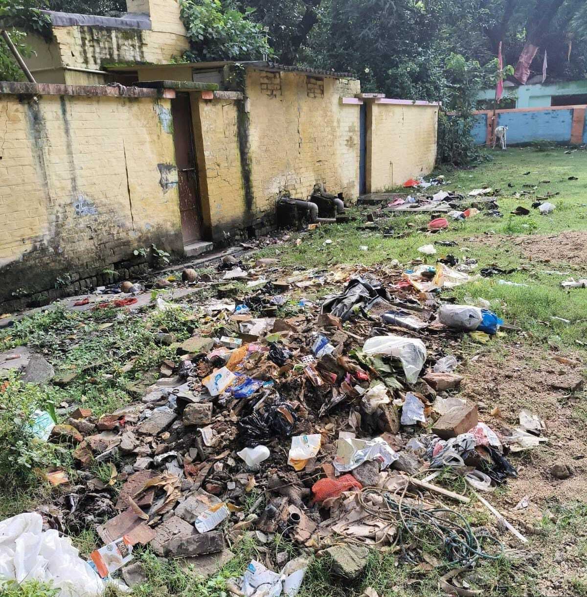 साहिबगंज रेलवे कॉलोनियों में फैली गंदगी, कर्मचारियों को हो रही परेशानी