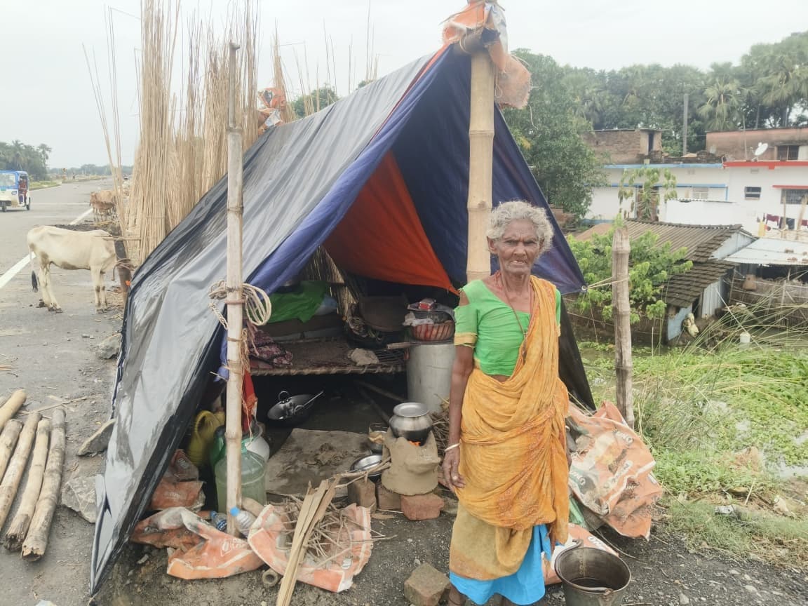 शोभापुर में सड़क किनारे तंबू में जीवन काटने को मजबूर दो बाढ़ प्रभावित परिवार